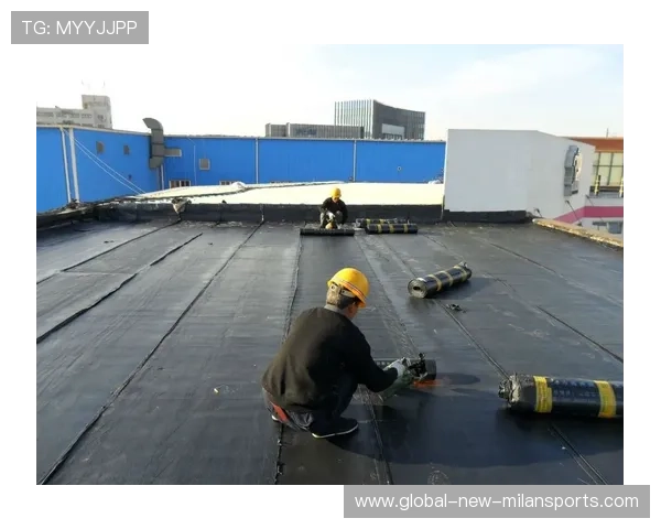 成都蓉城拜合拉木外脚背传中，禁区内抢点顶偏