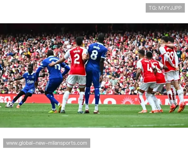 沃克底线战术犯规染红，曼城下轮对阵阿森纳将面临边路真空